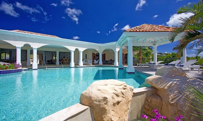 Les Terres Basses Villa | Elegante villa de 6 dormitorios con una magnífica piscina de forma libre.