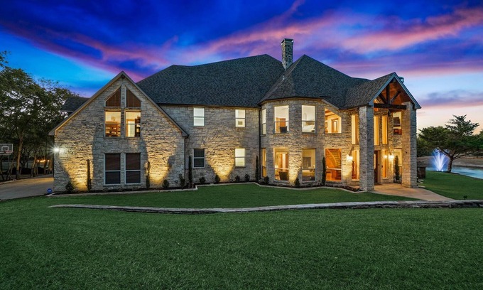 Garland Casa | Elegant 6BR Mansion on 22 Acres w/Pool & Creek