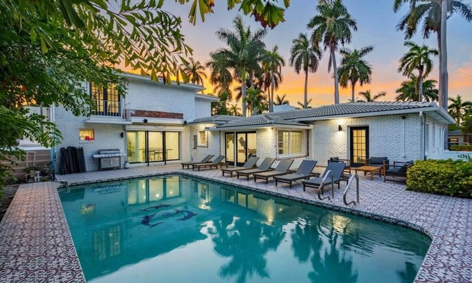 Parkside Casa | Elegant 7B Pool 15 min walk beach