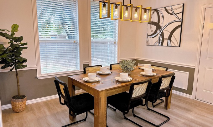 Grand Prairie Casa | Elegant and Cozy Nook. Pets ok. Extended Stay Bliss
