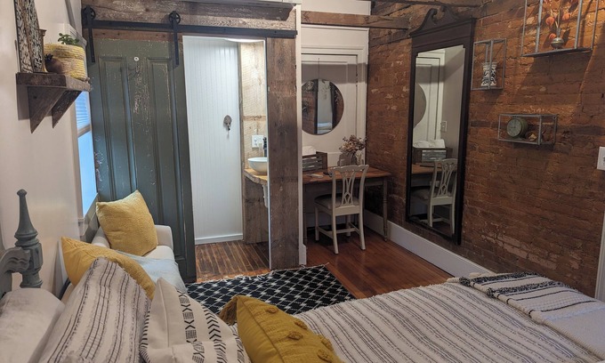 Lansing Cama Y Desayuno | Elegant and Historic Farmhouse B&B Near Ithaca with Farm-to-Table Breakfast