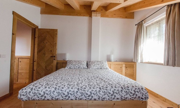Cortina d'Ampezzo Apartamento | Elegant apartment with terrace in Cortina d'Ampezzo- sleeps 5- WIFI