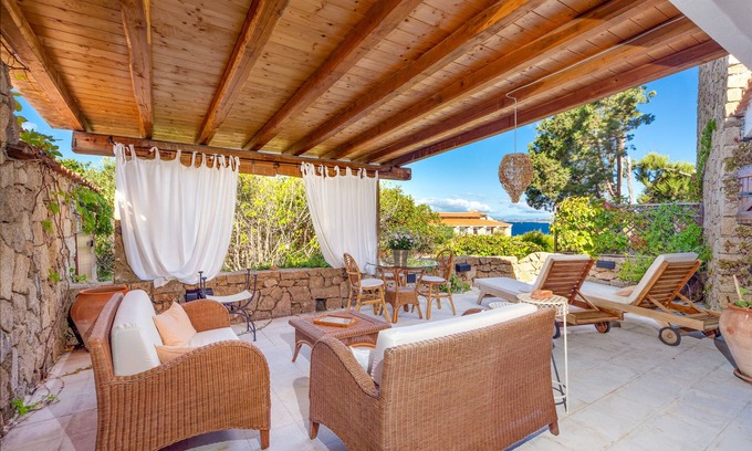 Baja Sardinia Apartamento | Elegante apartamento a pocos minutos de la playa con vista al mar y terraza privada