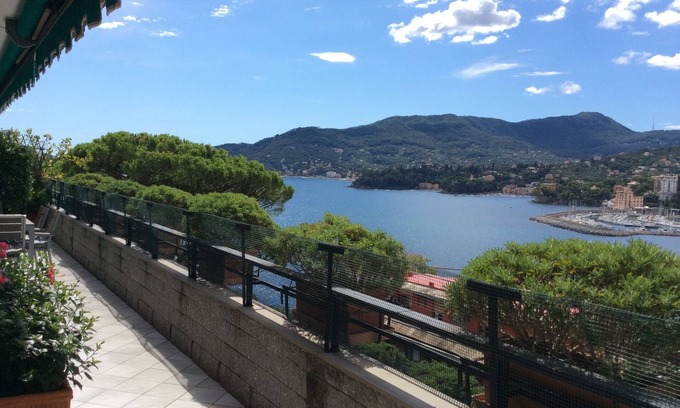 Rapallo Apartamento | Elegante apartamento con impresionantes vistas del Golfo de Tigullio