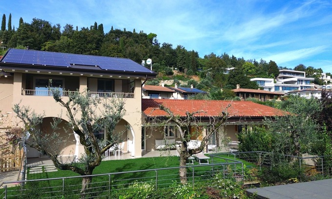 Puegnago del Garda Apartamento | Elegant Apt 1 in Villa with Pool and garden - Lake 5 Minutes walks