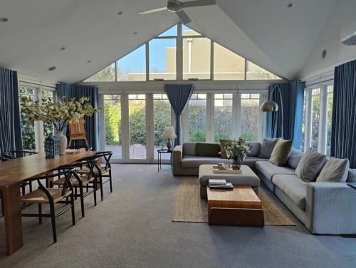 Ormond Villa | Elegant Art Deco Gem Cosy 3BR Retreat
