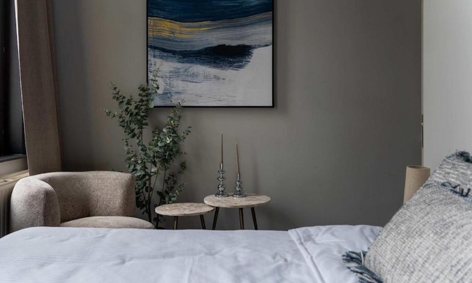 South Antwerp Apartamento | Elegant Balcony Suite