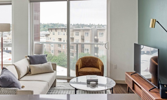 Old Ballard Apartamento | Elegant Ballard 2BR w/ W/D, BBQ & Gym, near Waterfront, by Blueground