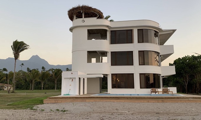 El Porvenir Condominio | Elegante villa frente a la playa con piscina, capacidad para 16 personas