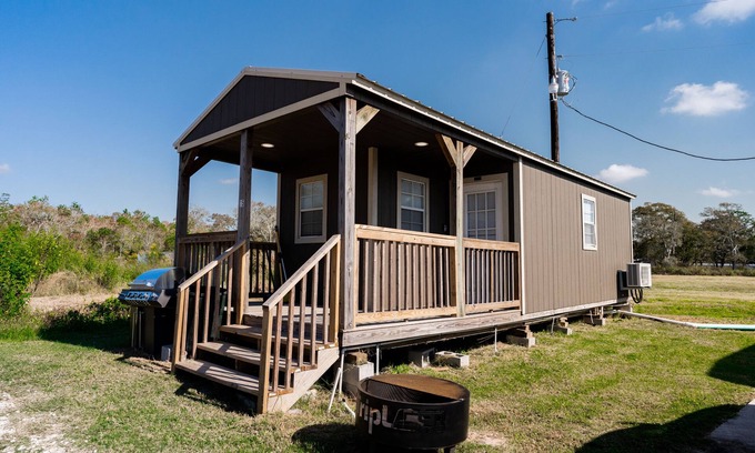 Brazoria Cabina | Elegant Cabin w/ stone fireplace & custom walk-in shower
