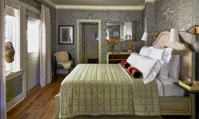 Lenox Cama Y Desayuno | Elegant Carriage House room with a queen bed and private patio.