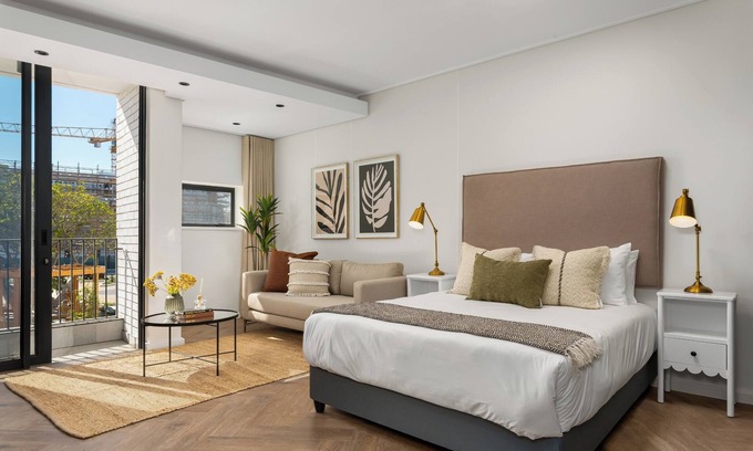 Century City Apartamento | Elegant Century City Apartment | Balcony and Comfort