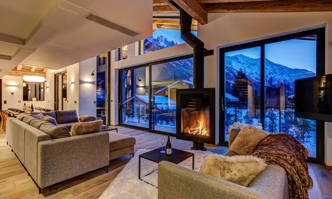 Les Tines Chalet De Esquí | Luxury Chalet with Cinema Room, Hot tub & Spa