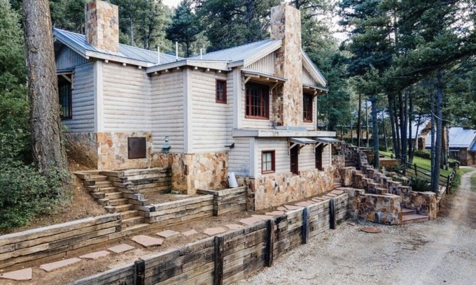 Taos Chalet De Esquí | Elegant Chalet in Taos Canyon