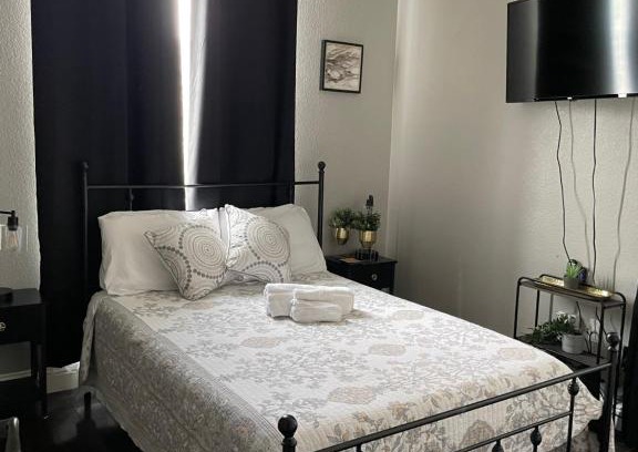 Regency Park Casa | Elegant & Comfortable Room SMF