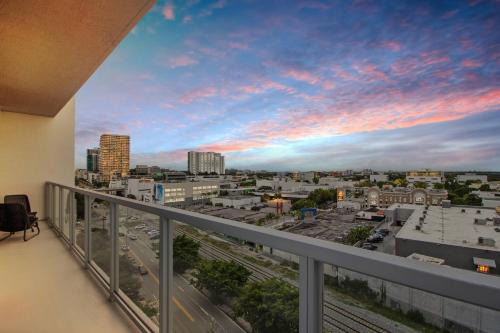 Northeast Miami Apartamento | Elegant Condo 2BR w Beautiful City Views
