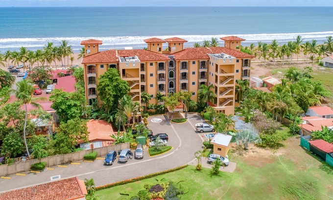 Barrio Los Villalobos Apartamento | Elegante condominio en propiedad frente al mar con piscina compartida y vistas al mar!