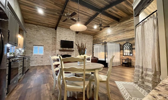 Valley Mills Cabina | Elegant Country Cottage
