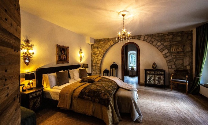 Gex Apartamento | Elegant Courtyard Retreat on Estate near Geneva. Mont Blanc views. Pet-Friendly!
