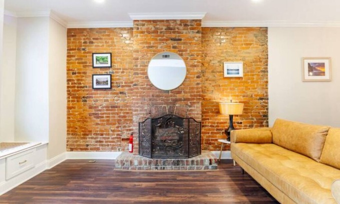 H Street Corridor Casa | Elegant & Cozy ~ 5 star Location ~ Workspace ~ Backyard