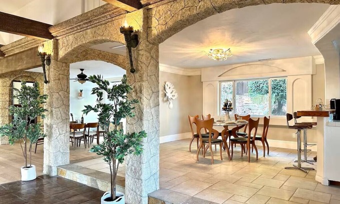 Kit Carson Casa | Elegant & Cozy Poolside Villa!