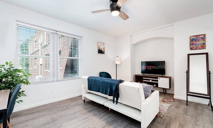 DeBaliviere Place Apartamento | Elegant Cozysuites 2BR Condo w/parking! 03