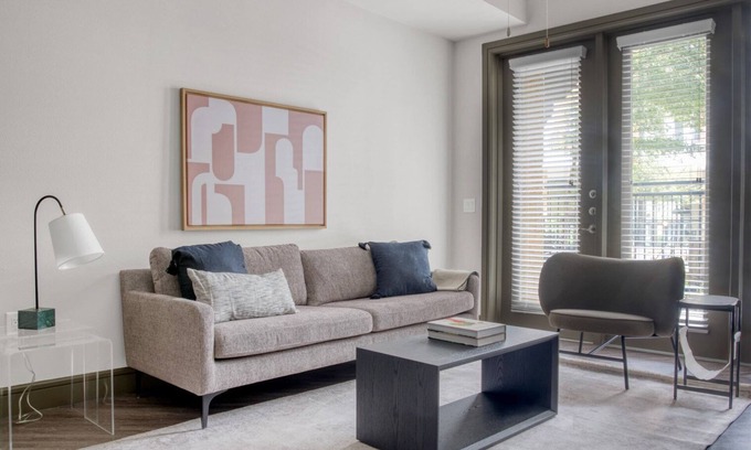 North Burnet Apartamento | Elegant Domain 2BR w/ Gym, Pool & W/D, walk to Q2 Stadium, by Blueground