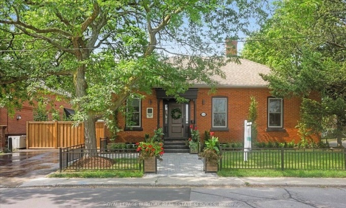 Burlington Casa | Elegant Downtown Burlington Retreat – Walk to Lake, Shops & Dining!