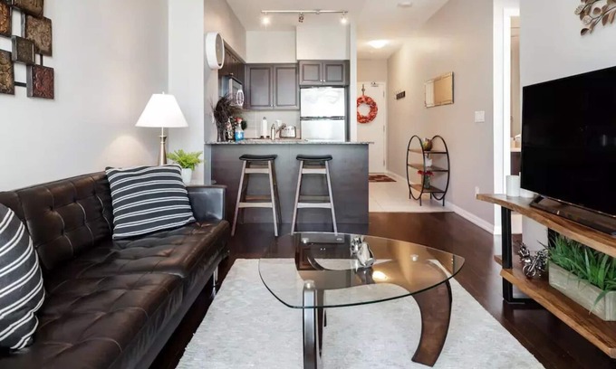 Fort York Apartamento | Elegant Downtown Oasis with City and Lake Views Plus Parking