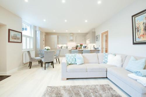 Epsom Apartamento | Elegant Epsom Flat in Period Building