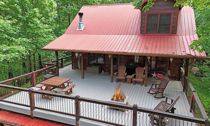 Cherry Log Cabina | Elegant Escape- Executive Log Cabin Rental- 3br/2ba- Firepit- Wifi