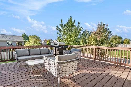 Millard Casa | Elegant Escape-Fenced Yard BBQ & Cozy Fire Pit
