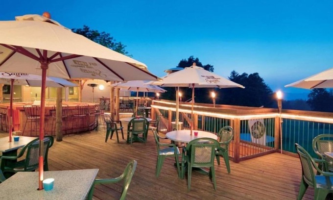 Cheat Lake Apartamento | Elegant Escapes: Studio at Lakeview Golf Resort Hotel