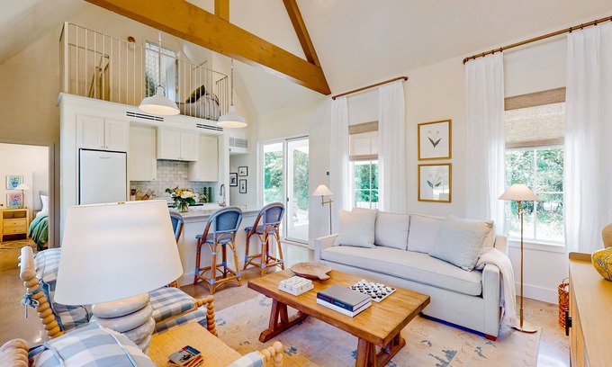 Brenham Cabaña | Elegant farmhouse-style cottage between Brenham with porch, open layout & loft