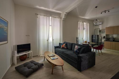 Attiki Apartamento | Elegant flat with garden an urban oasis in Athens