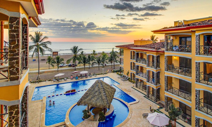 Barrio Los Villalobos Condominio | características de condominio frente al mar elegante piscina compartida e increíbles vistas al mar!