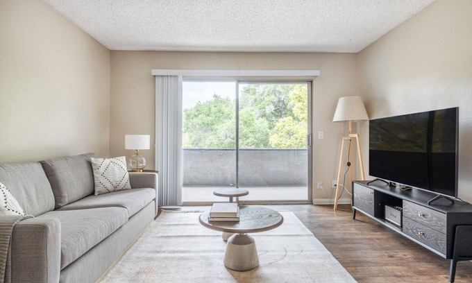 Downtown Apartamento | Elegant Glendale 1BR w/ Pool, Gym, walkable location, by Blueground