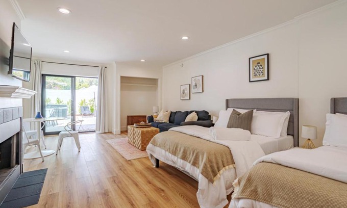 Sherman Oaks Casa | Elegant Guest unit Universal sleeps 6 hot tub