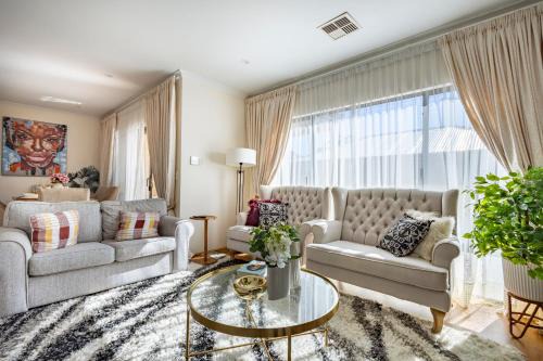 Coolbellup Casa | Elegant Hampton-Style Retreat , Tranquil Private Bedroom with Shared Bathroom