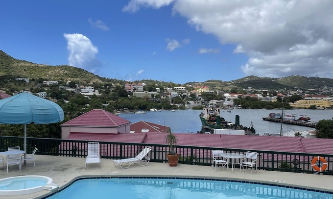 Estate Altona Condominio | Elegant Harbor View Condo Get-A-Way @ Schooner Bay