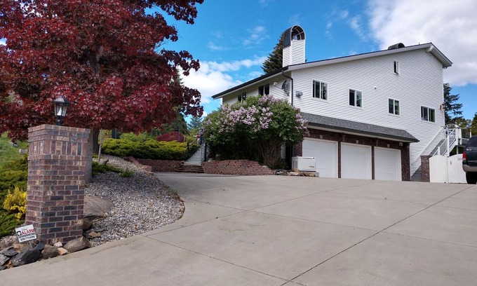 Hayden View Estates Casa | Elegant Hayden Lake view home with a pool
