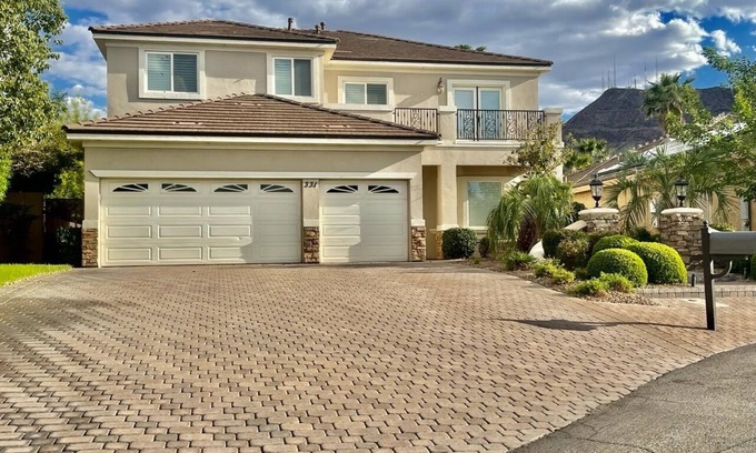 Black Mountain Casa | Elegant Henderson 5 Bdrm Home & Resort Style Bkyd w/Pool & Basketball court