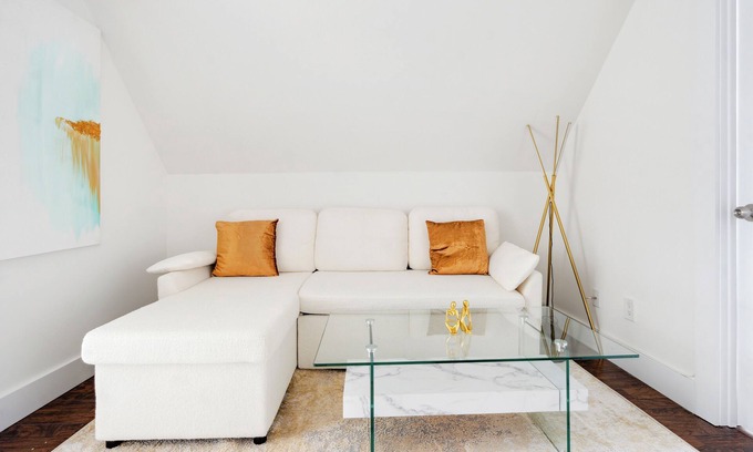 White Plains Casa | Elegant Hideaway Free Parking