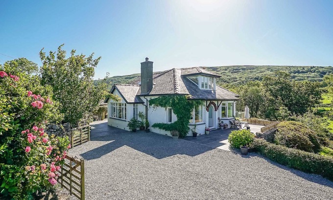Llanbedr Cabaña | Elegant Holiday Cottage on the Banks of the River Artro | Artro
