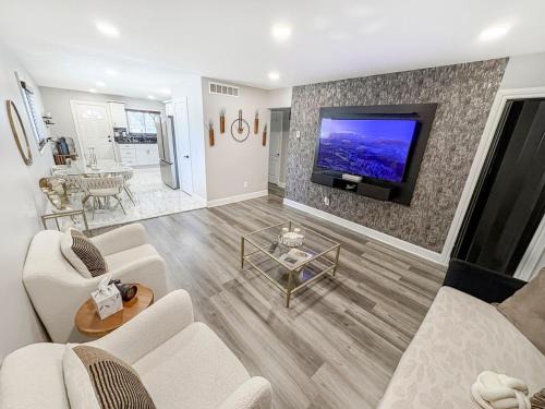 Wayne County Casa | Elegant Home Mins from DTW