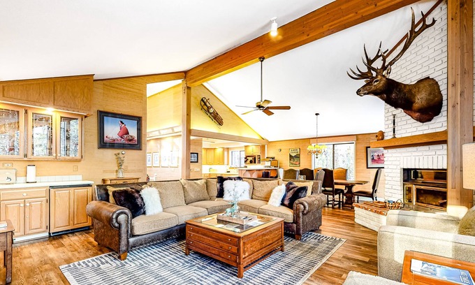 Tahoe Pines Casa | Elegante casa con bañera de hidromasaje - a 2 cuadras de la playa de Tahoe Pines