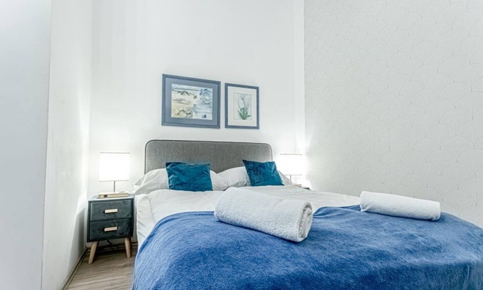 Mariahilf Hotel | Elegant Hotel Room | Near Westbahnhof Station