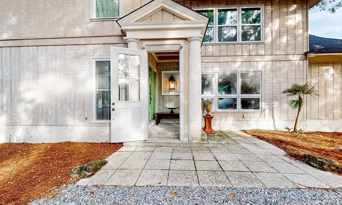 Epworth Acres Casa | Elegant house in St. Simons Island - two ponds, pool, & wood-burning fireplace