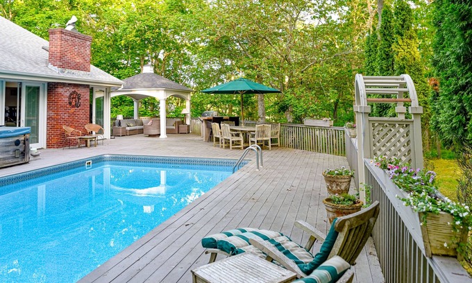 Amagansett North Casa | Elegant house with private saltwater pool, hot tub, dog-friendly yard & W/D