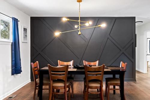 Chattanooga Casa | Elegant in Noir- Midcentury Modern Vibes